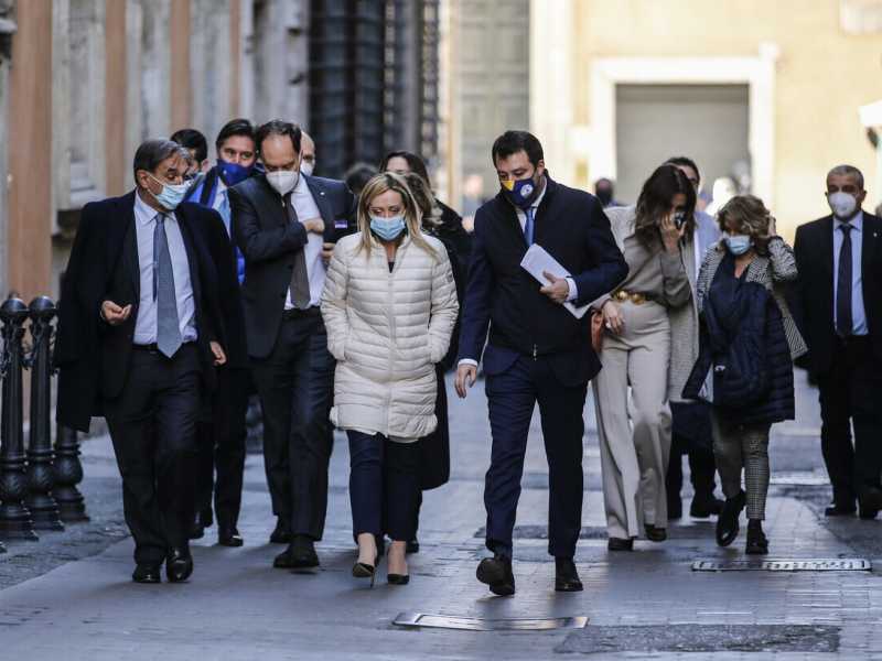 Il cucchiaio del Cav. fa infuriare Meloni e Salvini. Il Pd esulta e Conte respira