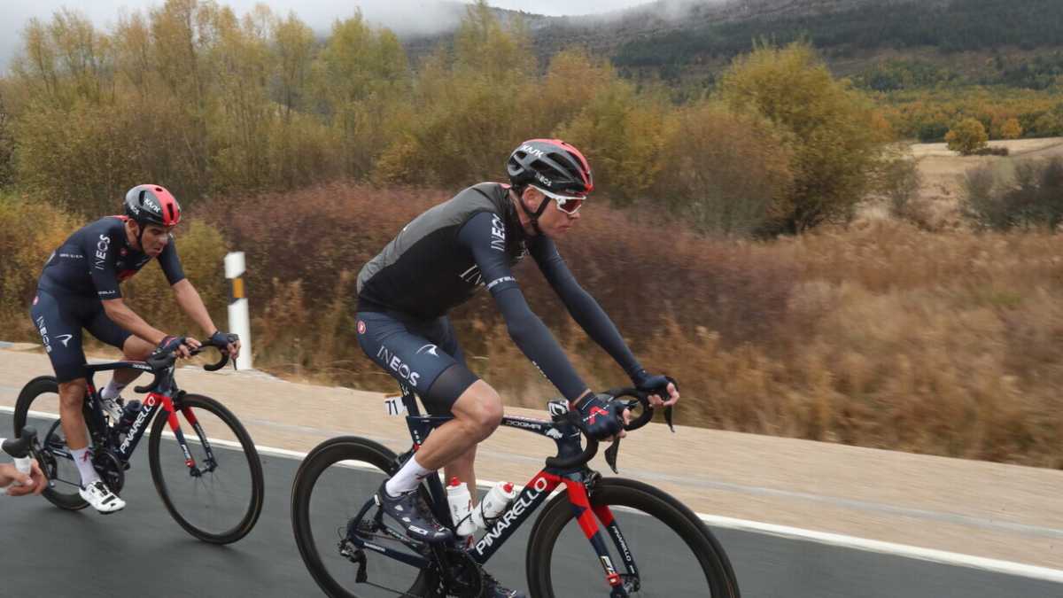 Immagine di Froome tra le bici d'Israele