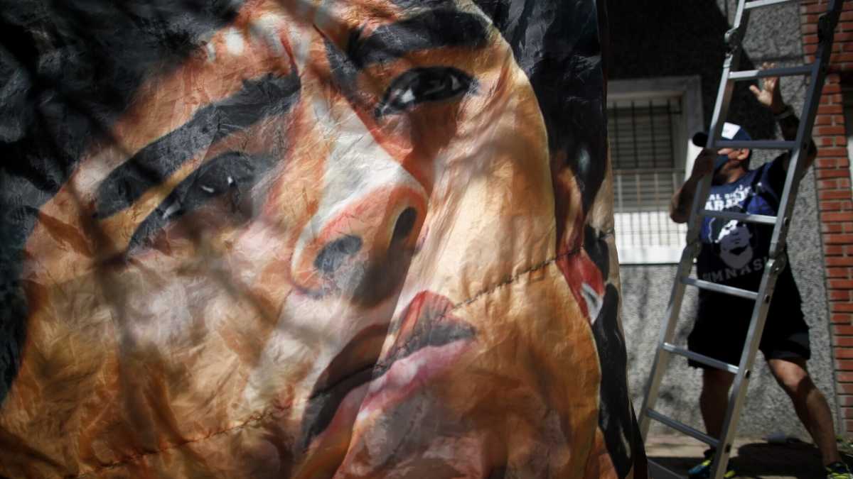 Immagine di Maradona e la tentazione umana di nascondersi dalla grandezza