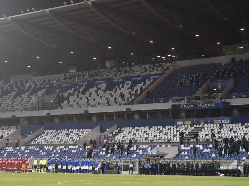 Le Nazionali di Bosnia e Italia in campo durante gli inni. Sulla panchina azzurra non c&rsquo;&egrave; il commissario tecnico Roberto Mancini (foto LaPresse)<br />