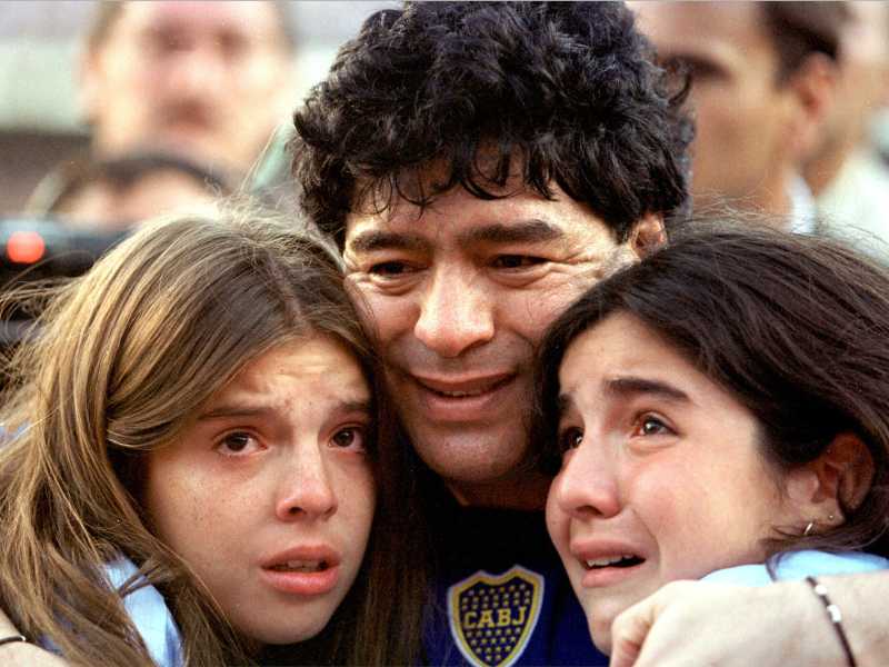  11 novembre 2001, Maradona commosso con le figlie nel giorno del suo addio al calcio (foto LaPresse)