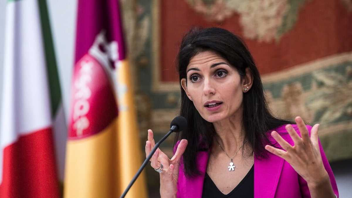 Immagine di Roma, Raggi sfida il M5S: "Se condannata andrò avanti". Sponda di Grillo e Dibba