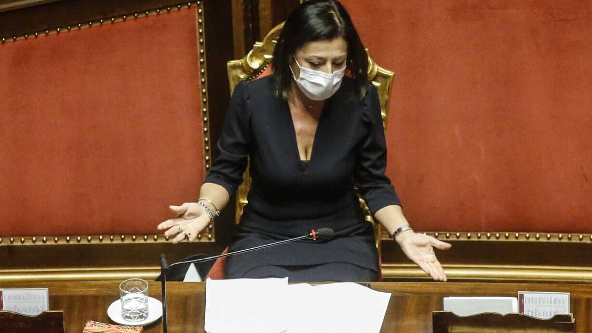 Immagine di "Sono la Kamala bianca". Così Paola De Micheli prova a resistere e a darsi forza