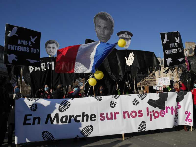 La piazza e Macron