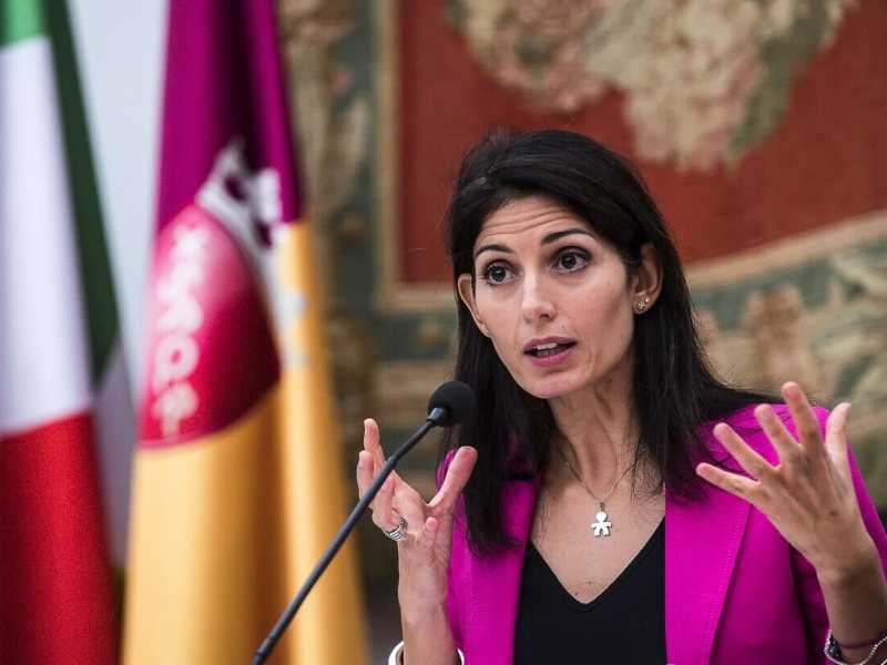 Roma, Raggi sfida il M5S: "Se condannata andrò avanti". Sponda di Grillo e Dibba