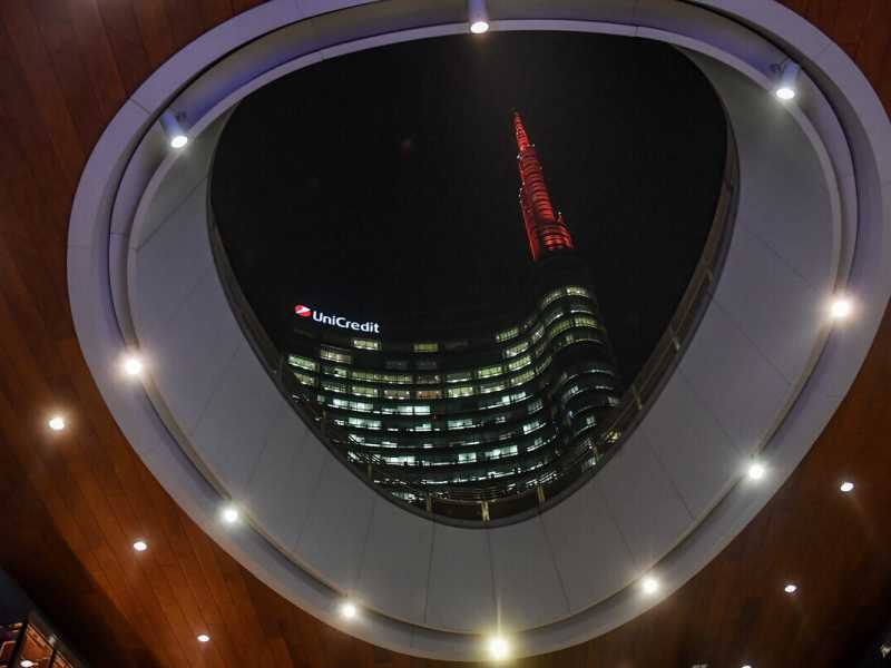 Milano, la torre Unicredit illuminata di rosso per le festivit&agrave; natalizie (foto Claudio Furlan - LaPresse)&nbsp;<br />