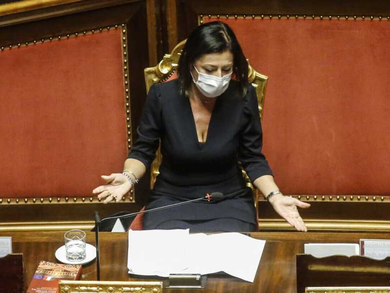"Sono la Kamala bianca". Così Paola De Micheli prova a resistere e a darsi forza