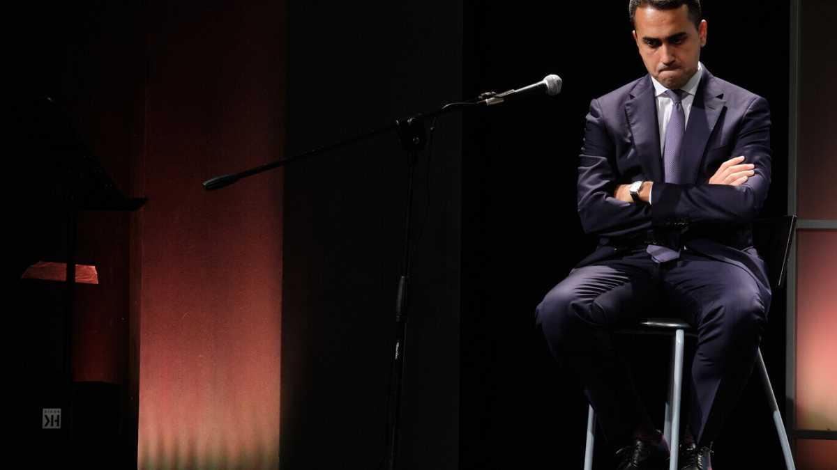 Immagine di Il governo traballa. Ma Di Maio pensa alla conta interna nel M5s