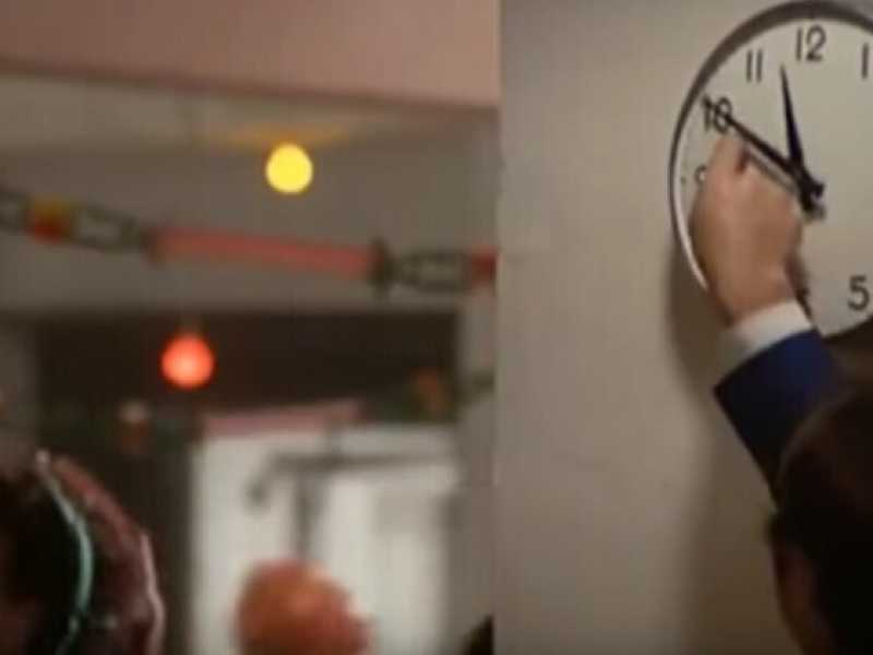 Il maestro Canello porta avanti l'orologio nel veglione di Capodanno in Fantozzi, film del 1975<br />