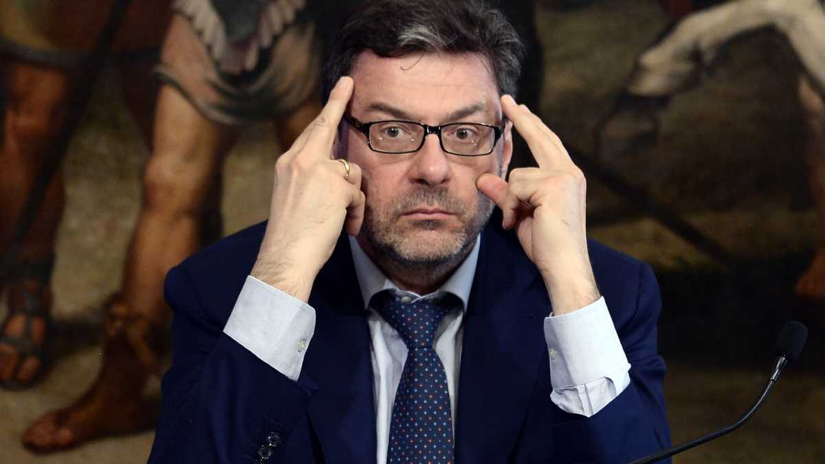 Immagine di Gli eroici equilibrismi di Giorgetti
