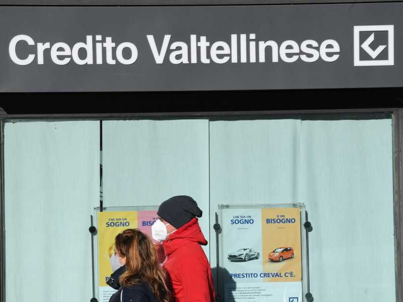 <span style="color: rgb(46, 45, 45); font-size: 12px;">Due persone passano accanto a una filiale del Credito Valtellinese, Milano, 23 novembre 2020 (ANSA/DANIEL DAL ZENNARO)</span>