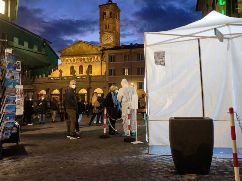 Covid, tenda per test rapidi in Piazza Santa Maria in Trastevere (LaPresse)&nbsp;<br />