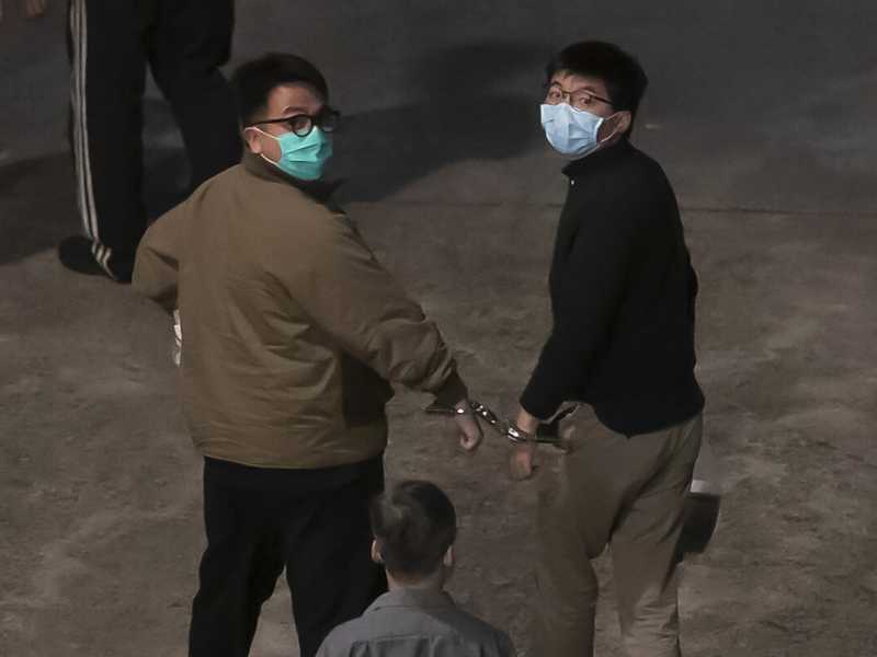 Hong Kong, gli attivisti Joshua Wong e Ivan Lam scortati dalla prigione al tribunale (LaPresse)&nbsp;<br />