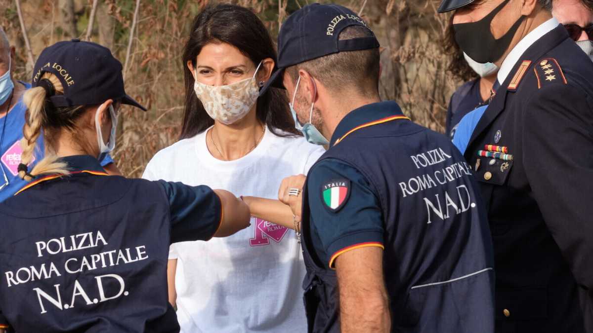 Immagine di Roma, caos nei vigili urbani: Raggi cambia ancora, via il generale arriva il poliziotto