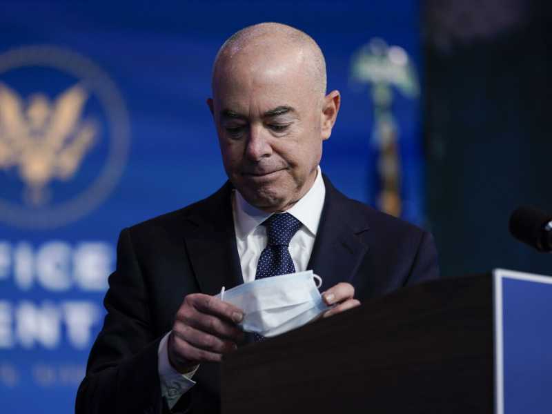 Chi è Alejandro Mayorkas, il “facilitatore” di Biden