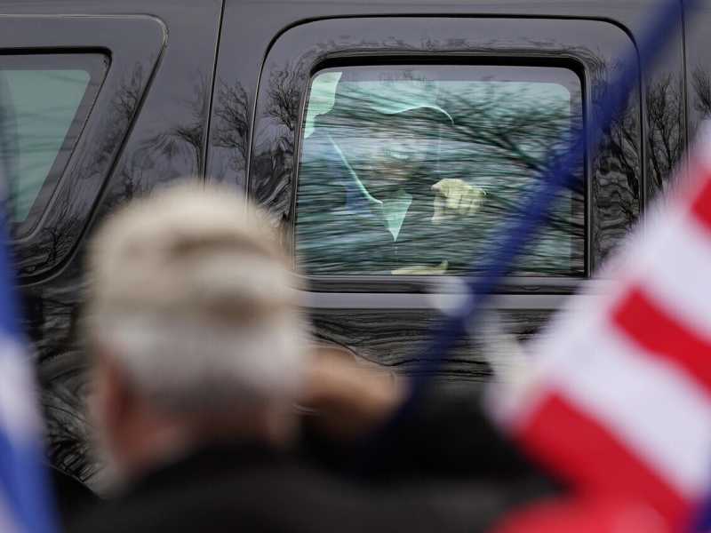 Con la farsa di Trump oppure no