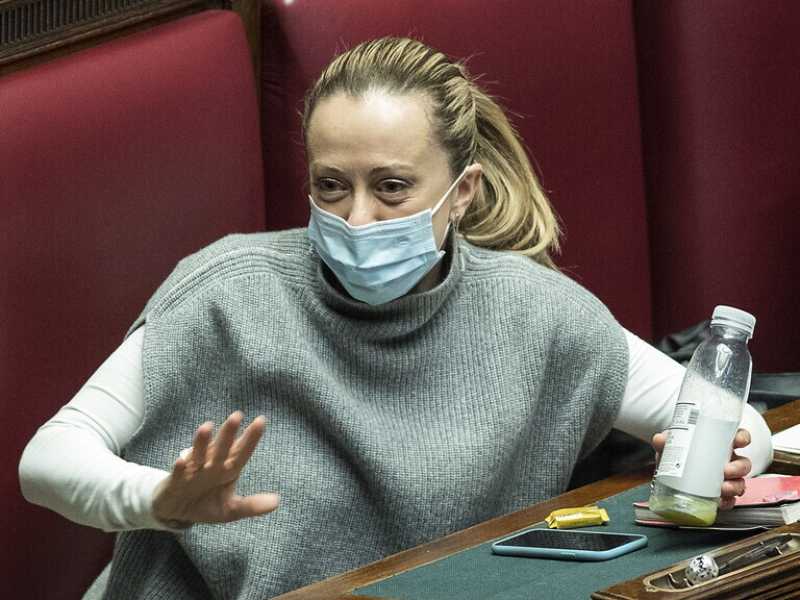 I giovani della Meloni vogliono tornare alla "fiaccola"