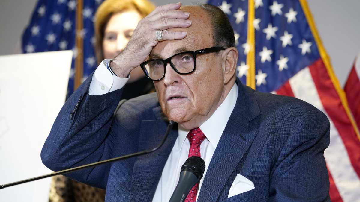 Immagine di Rudy Giuliani ricoverato per Covid è l'ultimo fallimento della strategia di Trump contro il virus