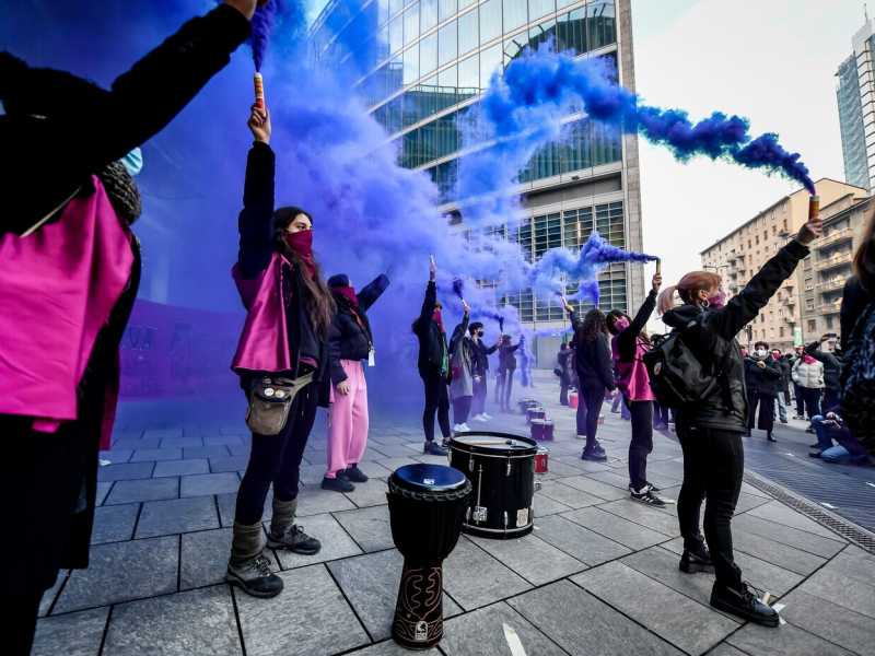 Manifestazione di &ldquo;Non una di meno&rdquo; contro la violenza sulle donne davanti a Palazzo Lombardia a Milano lo scorso novembre (foto LaPresse)&nbsp;<br />