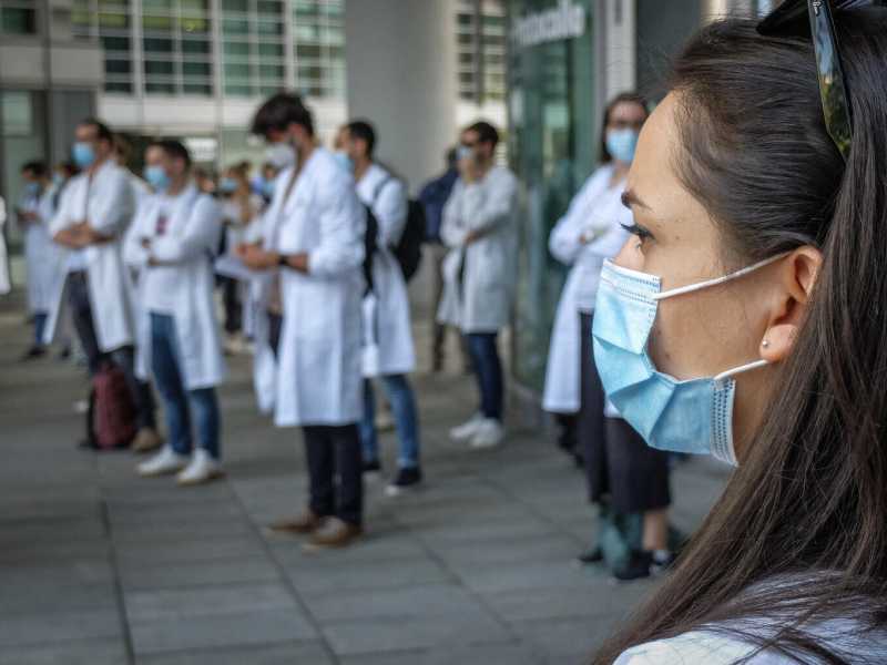 La rivolta dei medici contro il ministro Gaetano Manfredi