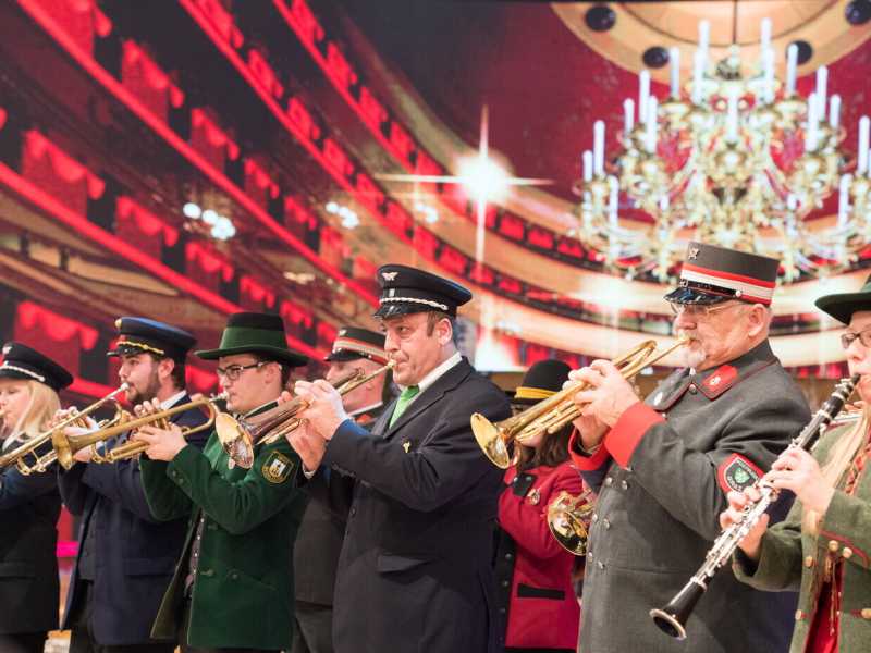 La banda 'Orchester Graz' esegue la marcia di Radetzky durante il programma televisivo di Capodanno a Graz, Austria (foto di Michael Gruber / Getty Images)&nbsp;<br />