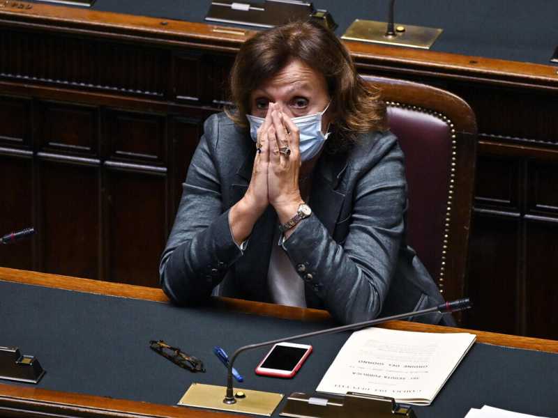 Zampa ci dice che l’Italia sarà pronta a vaccinare i primi volontari “a metà gennaio”