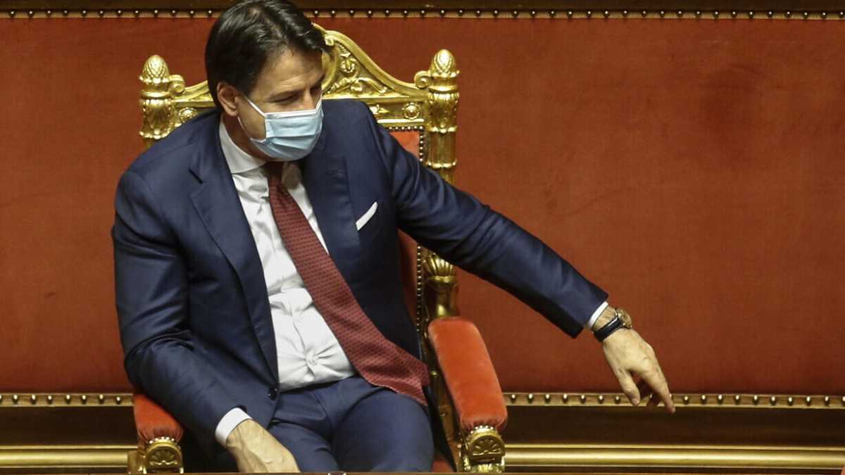 Immagine di Conte l'incassatore, tra i ganci di Renzi e i silenzi di Zingaretti. E Monti se la ride