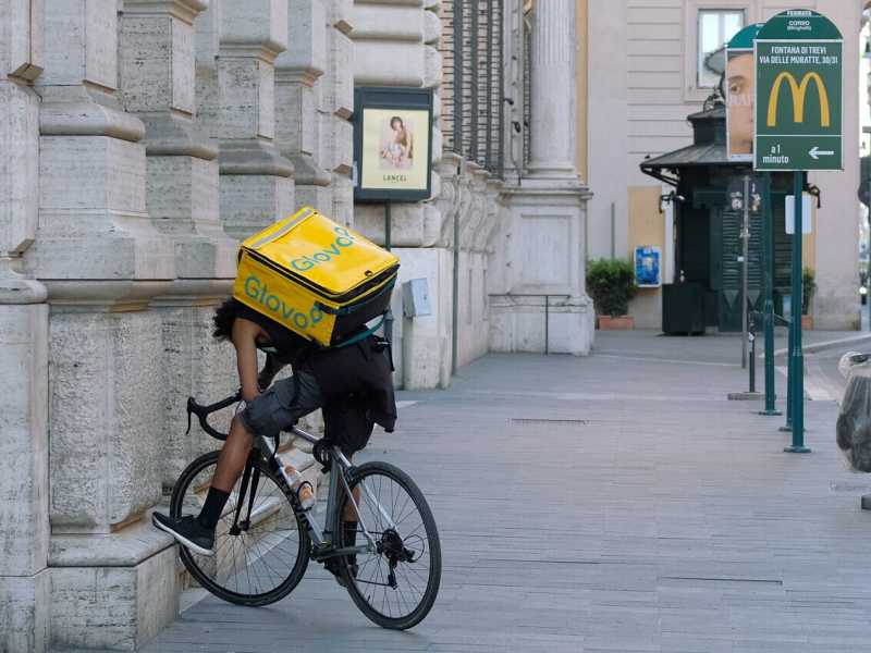 Non solo “poveri” in cerca di contratto, tra i rider c’è chi vuole restare autonomo