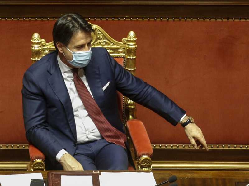 Conte l'incassatore, tra i ganci di Renzi e i silenzi di Zingaretti. E Monti se la ride