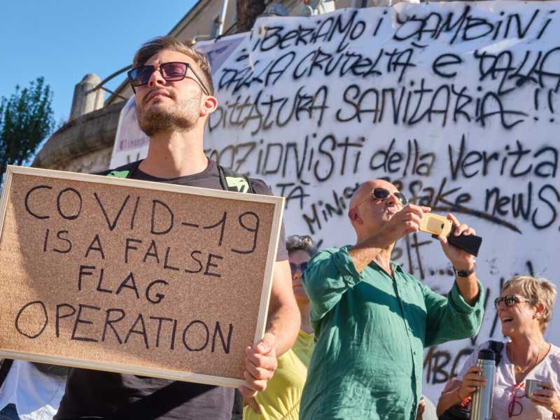 Essere giovani o vecchi non c’entra. A incidere sull’identikit di chi vìola le regole anti Covid sono i soldi e la solidarietà