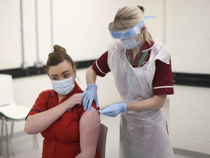 vaccinazione a Belfast (foto Liam McBurney/Pool via AP)&nbsp;<br />