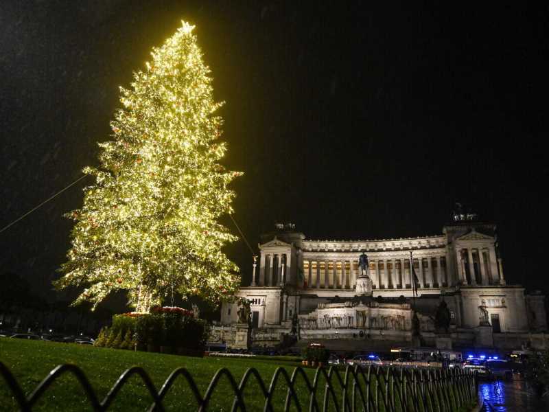 Nel Natale-non Natale, Raggi paragona le sorti di Roma a quelle di Spelacchio