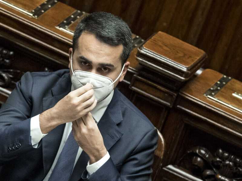 Così Di Maio s'inabissa mentre flirta con Renzi. E nel M5s monta la rabbia su Conte