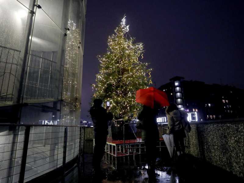 Cerimonia di accensione dell'Albero di Natale al gate 6 dell'Ospedale in Fiera a Milano (foto Ansa) 