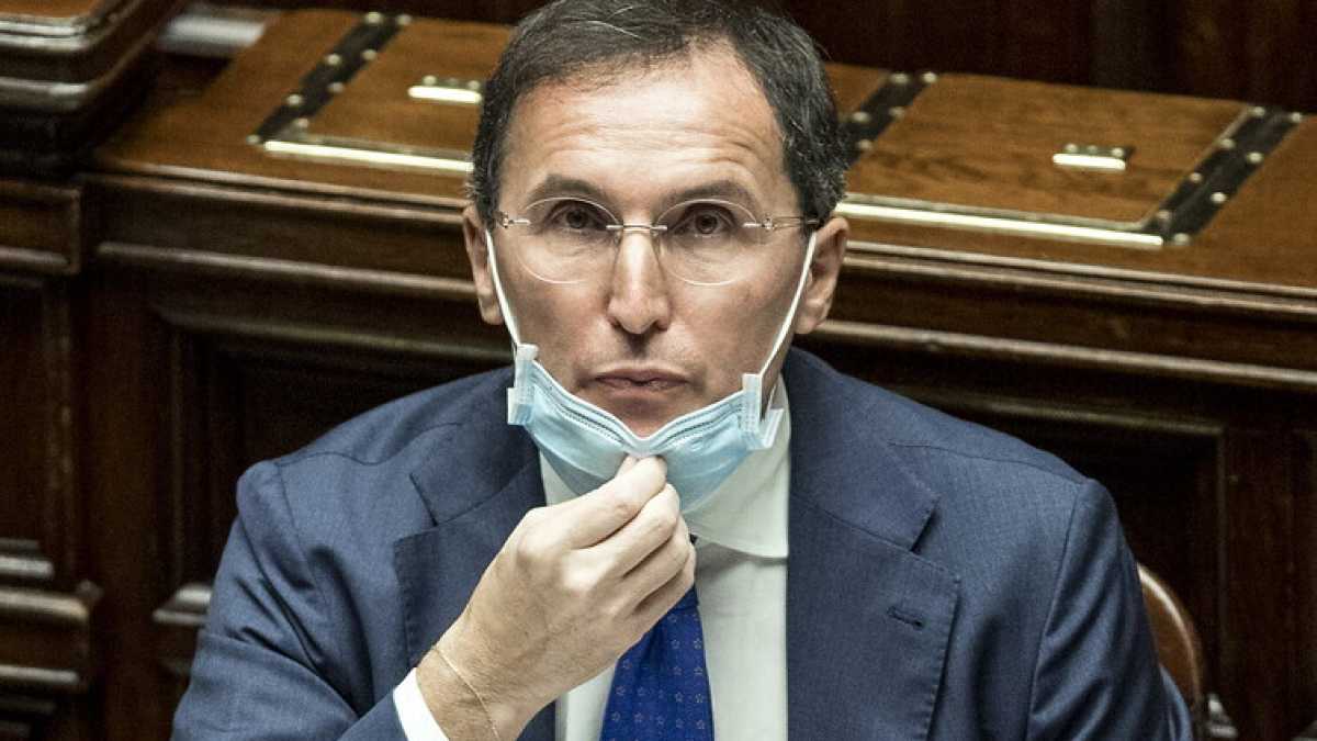 Immagine di Boccia si indigna per gli italiani che fanno shopping dopo aver permesso di fare shopping