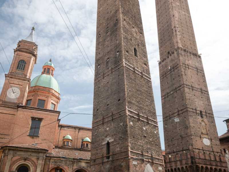 Torre della Garisenda e Torre degli Asinelli durante la prima ondata di coronavirus (foto: Massimo Paolone/LaPresse)