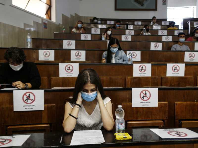 Studenti all&rsquo;ultimo test d&rsquo;ingresso alla facolt&agrave; di Medicina, nel settembre scorso alla Sapienza, a Roma (foto LaPresse)&nbsp;<br />