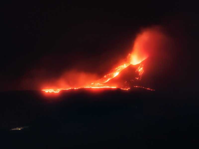 L'eruzione dell'Etna di notte