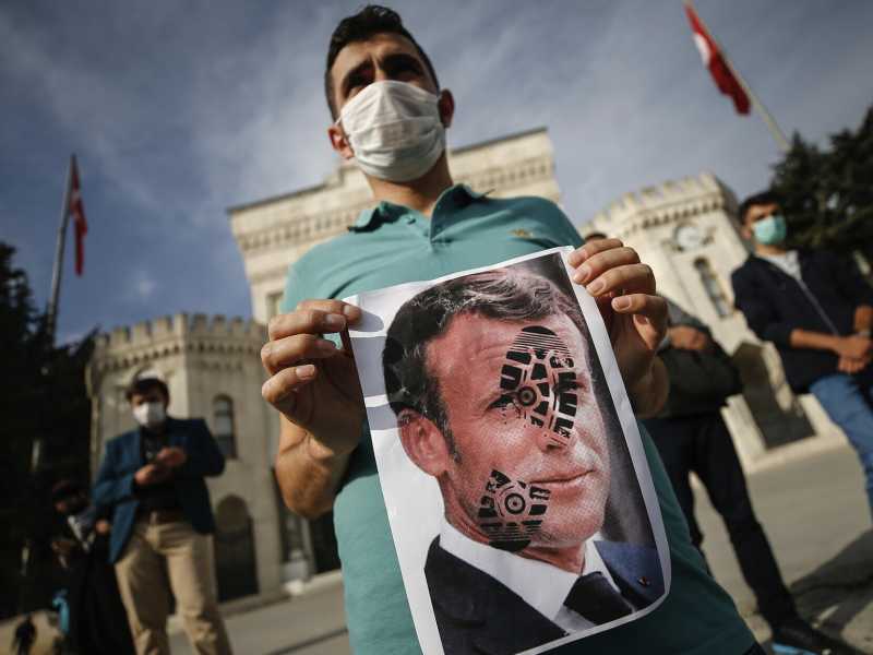 Una protesta contro la Francia a Istanbul, domenica 25 ottobre 2020 (AP Photo / Emrah Gurel) <br />