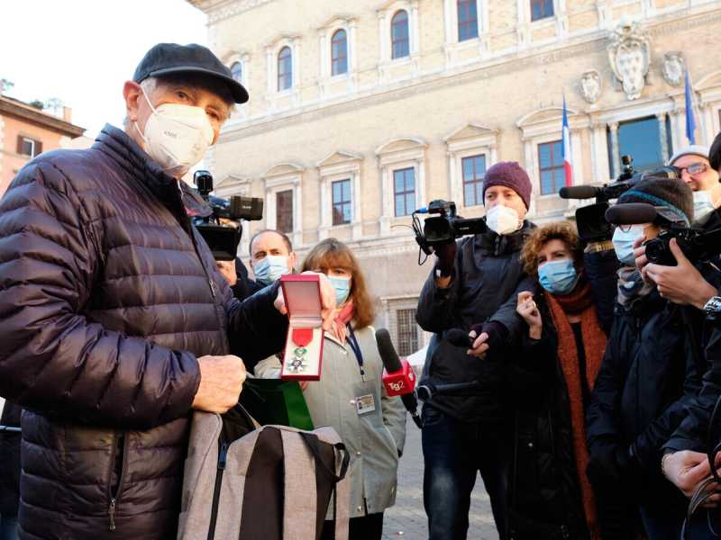 Corrado Augias si reca all'Ambasciata di Francia per riconsegnare le insegne della Legion d'Onore (foto Lapresse)<br />&nbsp;<br />