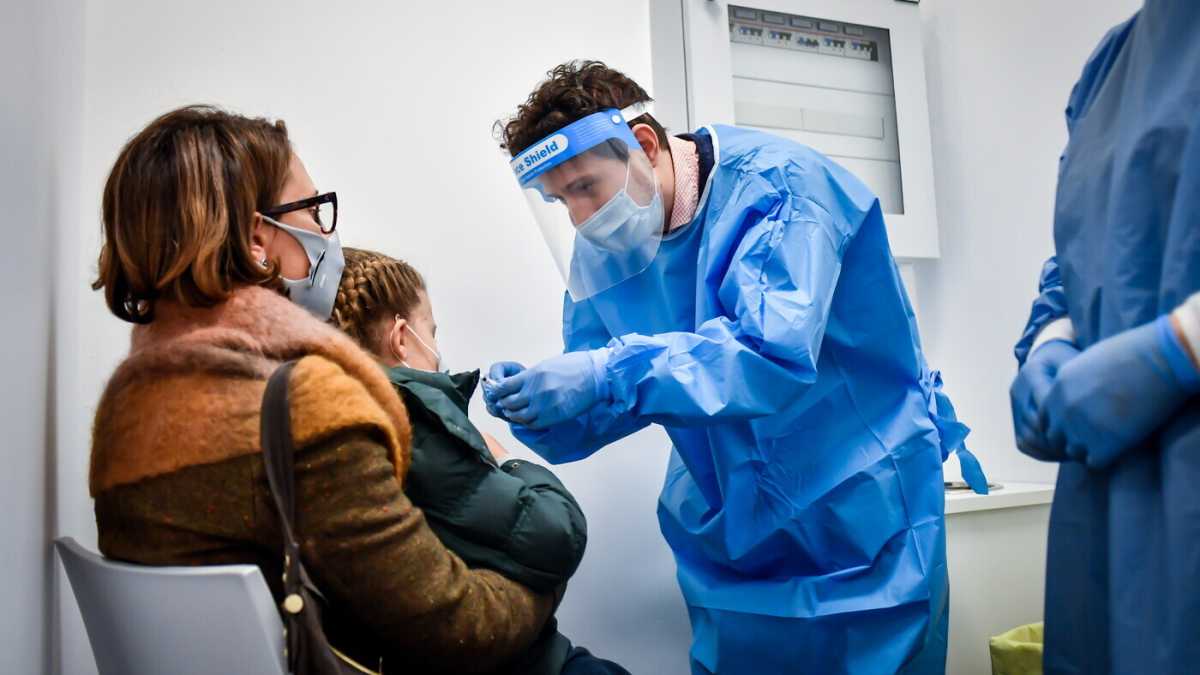 Immagine di Rezza: "Se allentiamo la morsa l'epidemia riprende". E il Cts si divide sulle misure per le feste