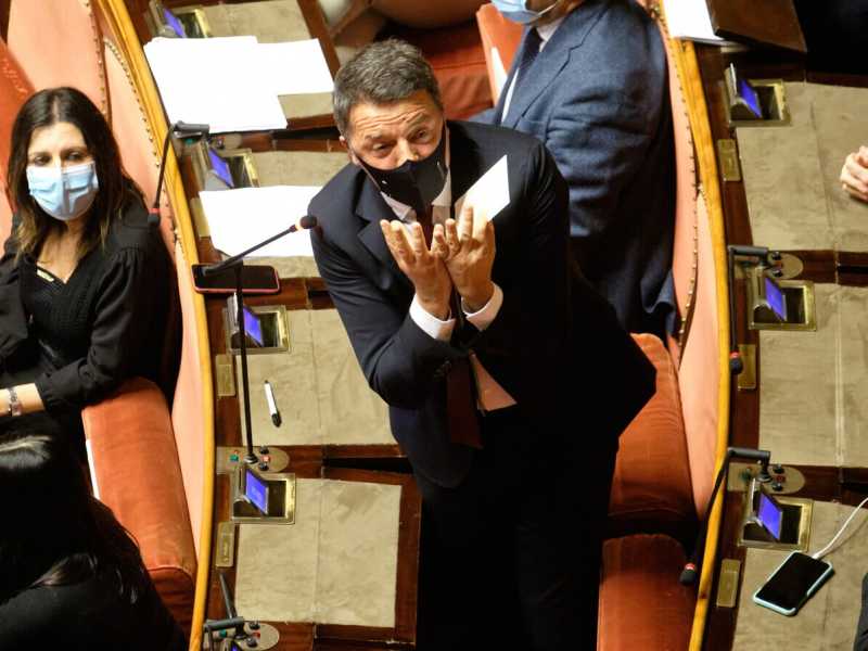 Renzi chiede il rinvio del vertice con Conte. "Lo faremo giovedì o venerdì"