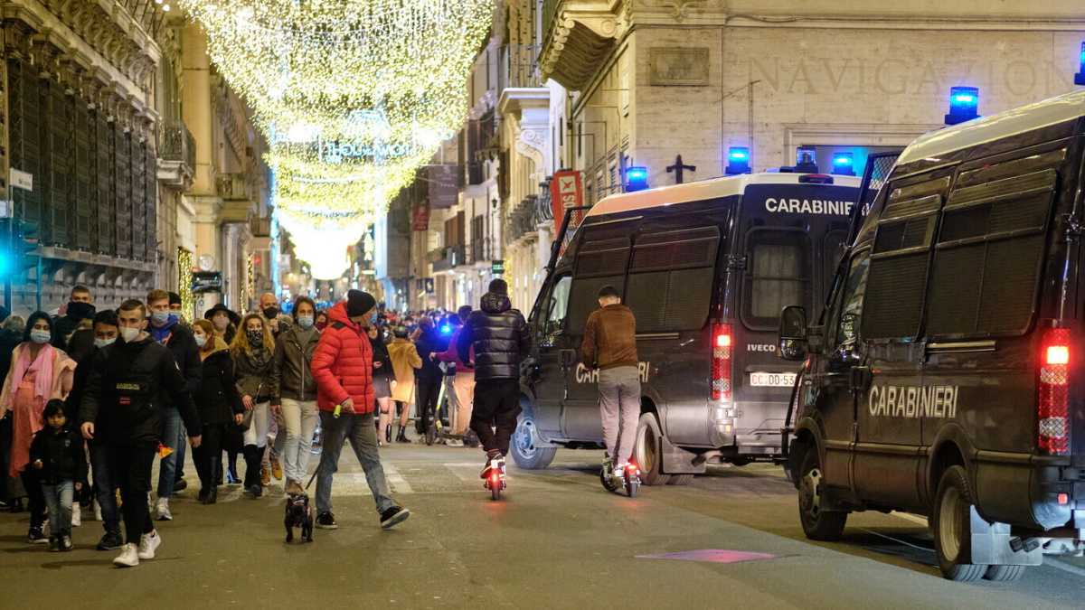 Immagine di Covid, Franceschini con un tweet invoca la stretta di Natale. Salta il vertice serale a Palazzo Chigi