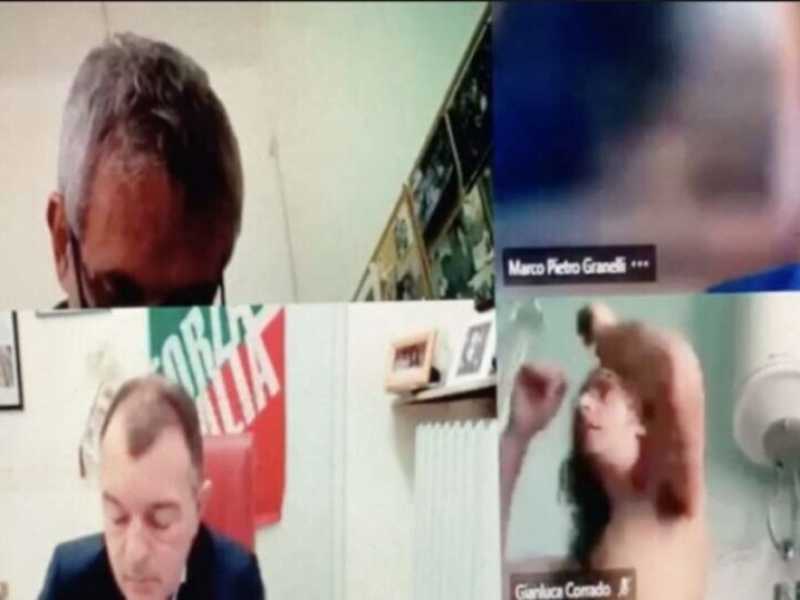 L'evoluzione del torso nudo in politica