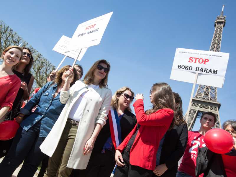 Contro il rapimento delle 276 studentesse nigeriane nel 2014 era scesa  in piazza anche Valerie Trierweiler, allora first lady francese (Photo  by Nicolas Kovarik / Pacific Press LaPresse)