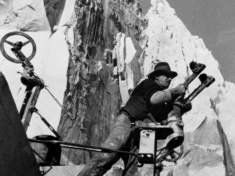 Anni '60, estrazione del marmo nelle cave di Carrara (Archivio Ansa) <br />