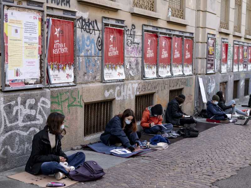 Torino, protesta studenti contro la dad (foto Lapresse)
