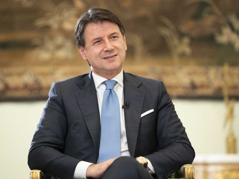 Conte, l'uomo di gomma, che dice sì a tutti e così resiste