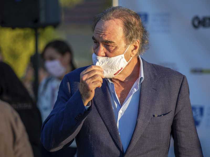 Oliver Stone: meglio i vietcong o il vaccino russo?