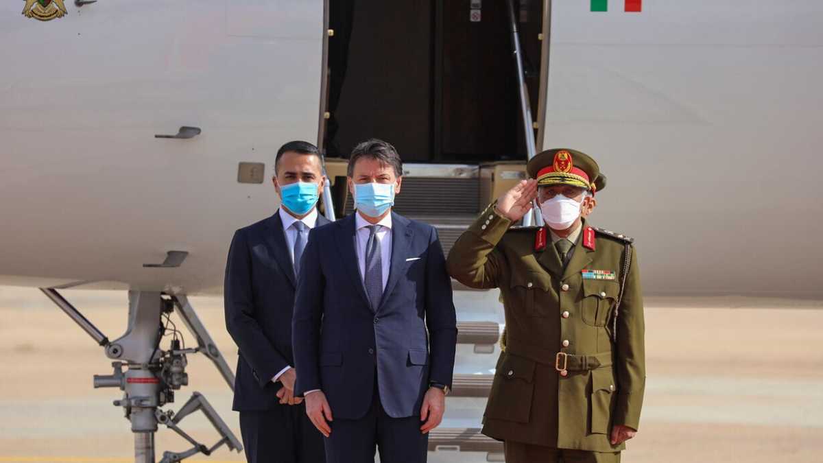 Immagine di Il volo di Conte in Libia per scacciare la crisi e l'ombra di Renzi finisce in un pasticcio